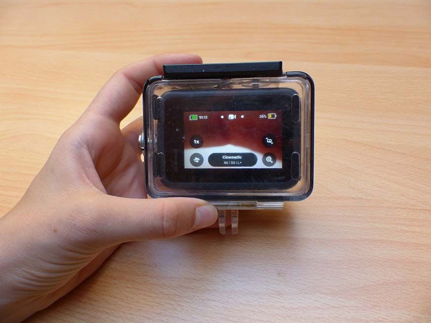 Man sieht die GoPro Hero 9 in einem zusätzlichen, wasserdichten Gehäuse.